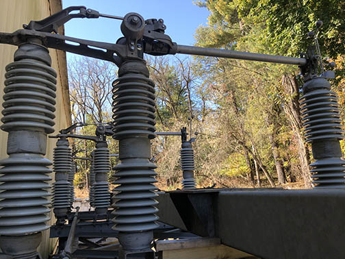 1200 Amp, USCO, No. AGT-22VM, 115000 V, 1992, VERTICAL MOUNT, VERTICAL BREAK