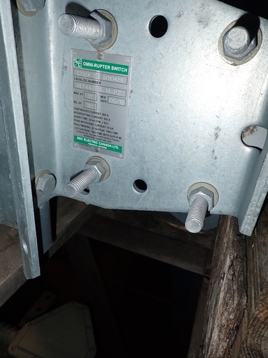 900 Amp 17 kV S&C Pole Mounted Omni Rupter Switch, Gang Operated w/Hook Stick Op