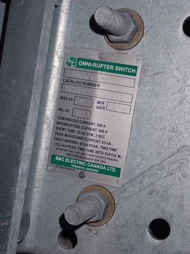 900 Amp 17 kV S&C Pole Mounted Omni Rupter Switch, Gang Operated w/Hook Stick Op