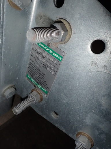 900 Amp 17 kV S&C Pole Mounted Omni Rupter Switch, Gang Operated w/Hook Stick Op