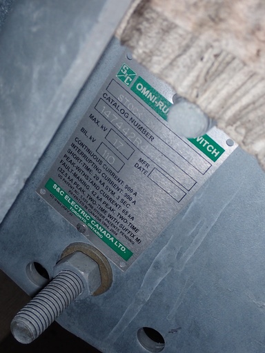 900 Amp 17 kV S&C Pole Mounted Omni Rupter Switch, Gang Operated w/Hook Stick Op