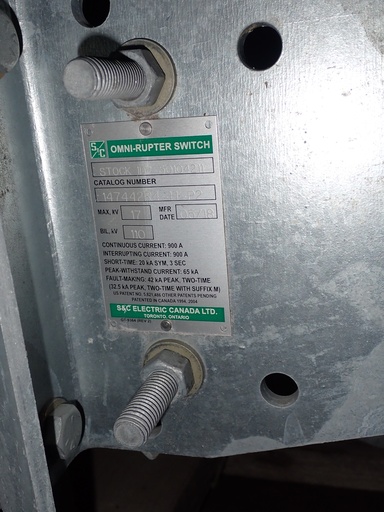 900 Amp 17 kV S&C Pole Mounted Omni Rupter Switch, Gang Operated w/Hook Stick Op