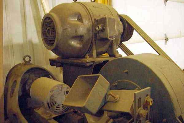 No. 5CF, Wheelabrator, 27 x 36, Tumblast Model, RLM w/hopper,Loaded & Elevator, 15HP, 1960s