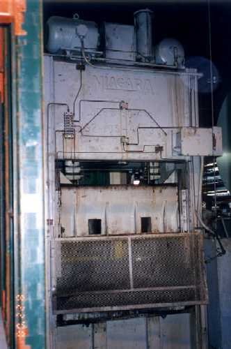 100 TON NIAGARA #67-1/2C-4-1/2-S2-105-48-30 STRAIGHT SIDE DOUBLE CRANK PRESS