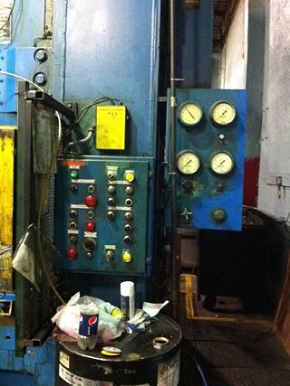 700 TON USI CLEARING HYDRAULIC PRESS