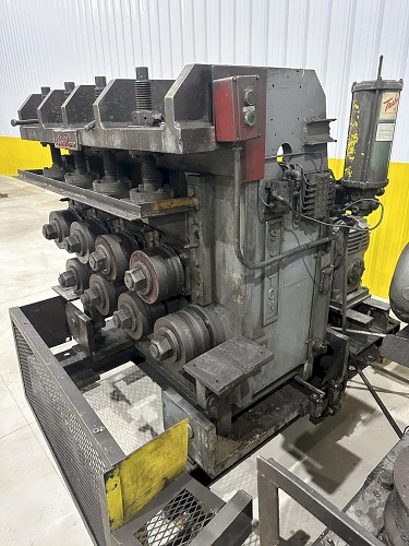 8 STAND SUTTON 2-PLANE FLAT & SHAPE STRAIGHTENER W/ INFEED & OUTFEED TABLES