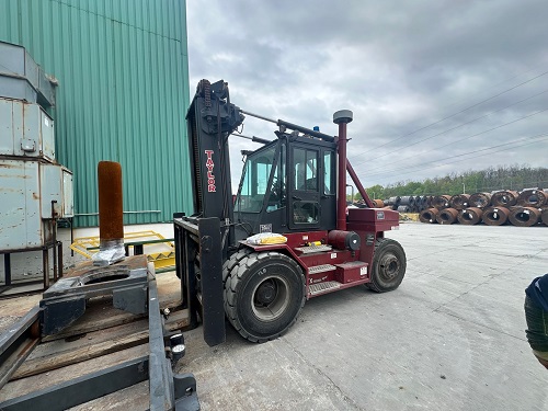 30,000 LB TAYLOR TX 300S SERIES BIG RED FORKLIFT