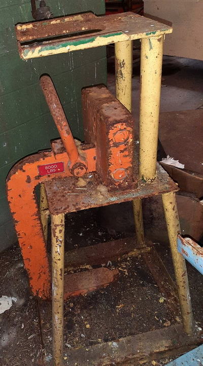 8,000 Lb C-Hook, 13-1/2 Throat, 27 Max Coil Body, With Stand