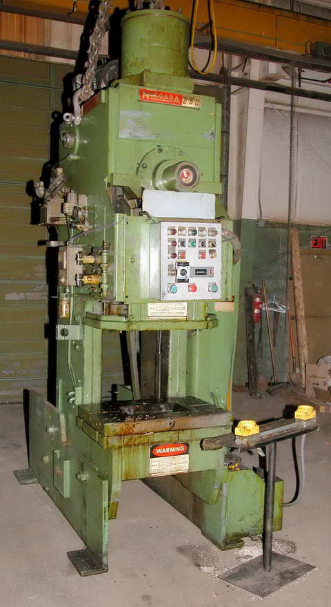 60 Ton NIAGARA OBI Press, 6 Str, 18 SH, 3 Adj, 32 x 21 Bed, 90 SPM