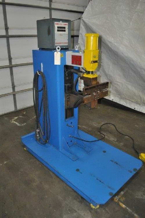 100 KVA BRITISH FEDERAL Spot Welder, 16 Throat, Robotron 30 Controller, 550 V