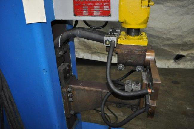 100 KVA BRITISH FEDERAL Spot Welder, 16 Throat, Robotron 30 Controller, 550 V