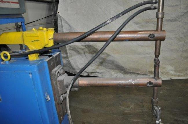 10 KVA WELD-O-MATIC Spot Welder, 20 Throat, Robotron 30 Controller, 550 Volt