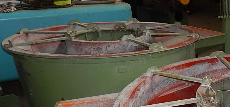 SPALECK Vibratory Bowl, 70 ID x 34 ID x 34 Deep, 32 W Side Ramp Load