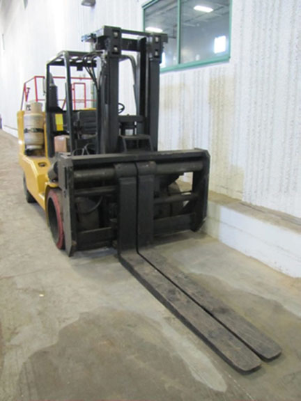 30,000 Lb ELWELL PARKER Fork Truck, LP Gas, 86.5 Lift, 72 Forks, 125 HP