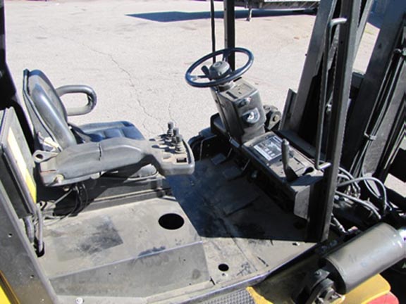 30,000 Lb ELWELL PARKER Fork Truck, LP Gas, 86.5 Lift, 72 Forks, 125 HP
