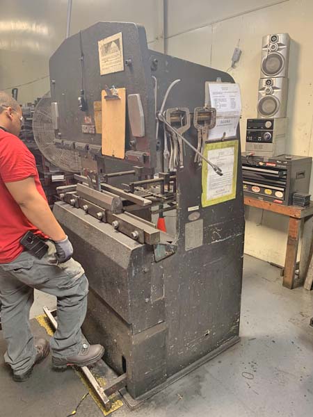 35 Ton AMADA Hydraulic Press Brake, 47.3 Bed/Ram, 40.2 Bet Hsgs, 3.94 Str