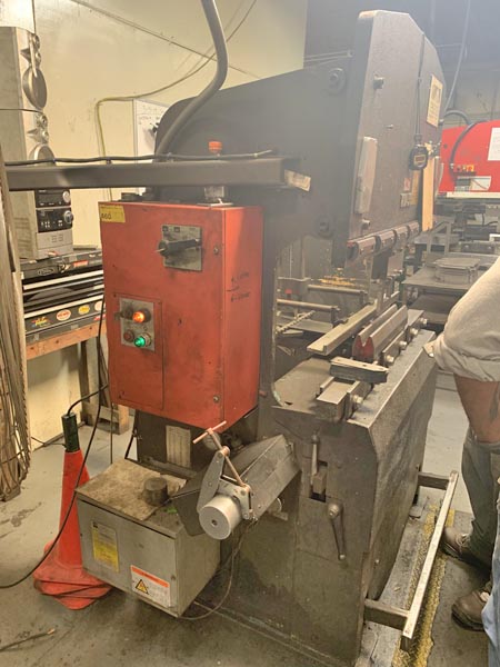 35 Ton AMADA Hydraulic Press Brake, 47.3 Bed/Ram, 40.2 Bet Hsgs, 3.94 Str