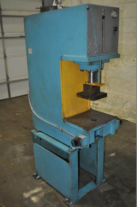 15 Ton DENISON Hydraulic Multipress, 12 Str, 18 Daylight, 17 x 13.5 Bed