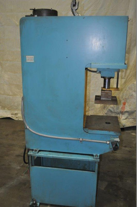 15 Ton DENISON Hydraulic Multipress, 12 Str, 18 Daylight, 17 x 13.5 Bed