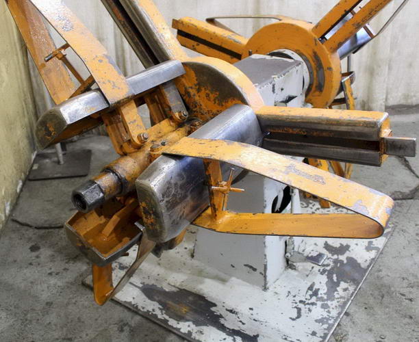 2,500 Lb AMERICAN Double End Uncoiler, 12 to 20 ID, 60 OD, 18 Width