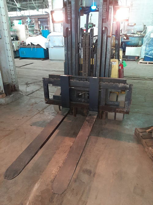 10,000 Lb HYSTER Triple Stage Fork Truck, LP, Side Shift, 161.5 Lift Height