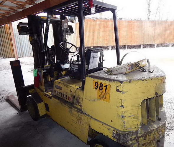 10,000 Lb HYSTER Triple Stage Fork Truck, LP, Side Shift, 161.5 Lift Height
