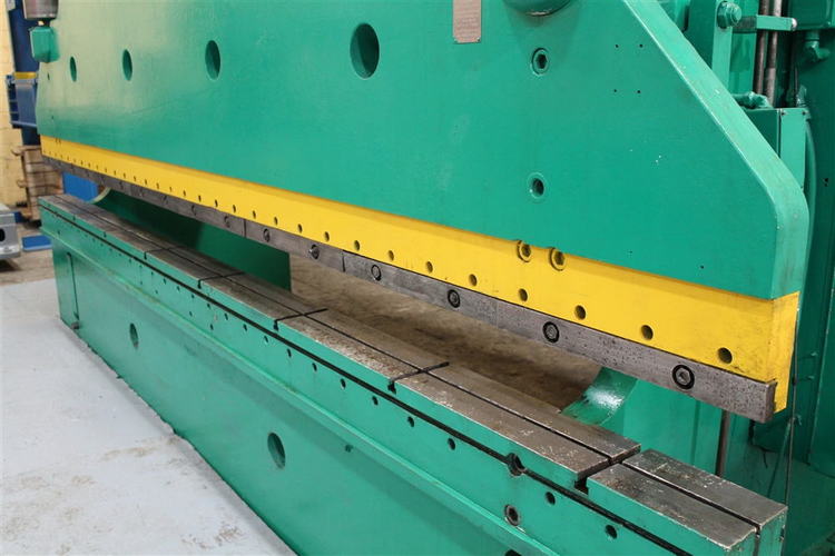 400 Ton CINCINNATI Hydraulic Brake, 16' OA Bed, 12'6 Bet Hsgs, 12 Str, 60 HP