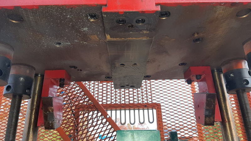 12 Ton PNEU POWER Cut-Off, 0 to 3 Str, 12 Adj, 0 to 12 SH, 26 x 14.5 Bed