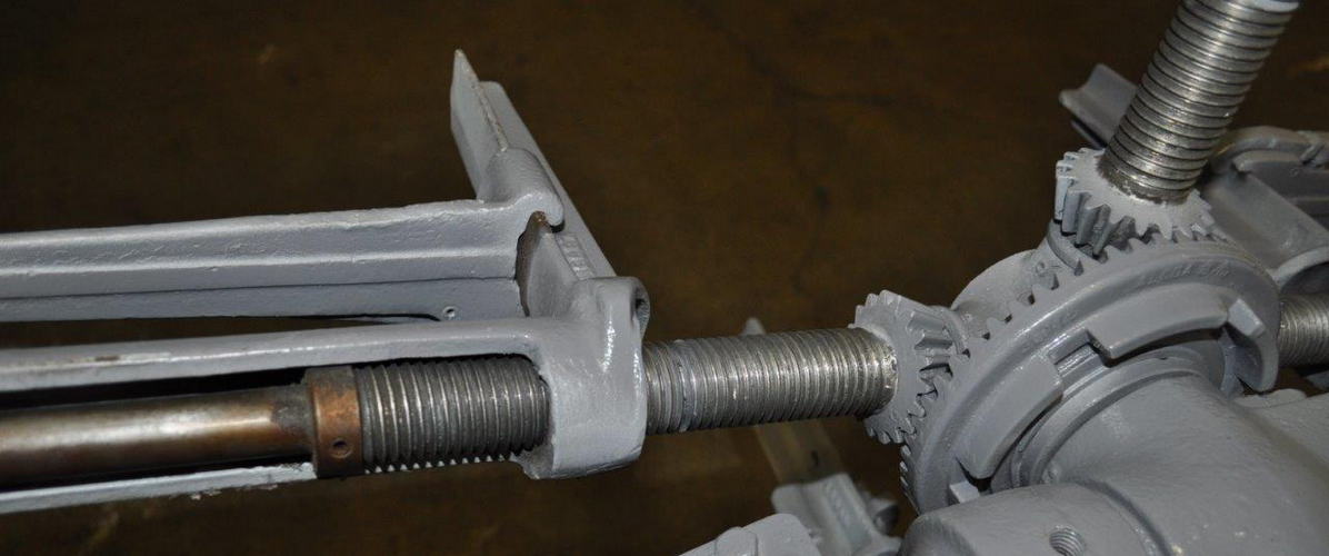 300 Lb LITTELL Uncoiler, 8.5 to 21 ID, 55 OD, 8.5 Mandrel, (4) Keepers