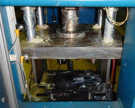 90 Ton FARGER & JOOSTEN MULTIPOWER Press, 7.9 Str, 26 DLO, 24 x 17 Bed/Ram