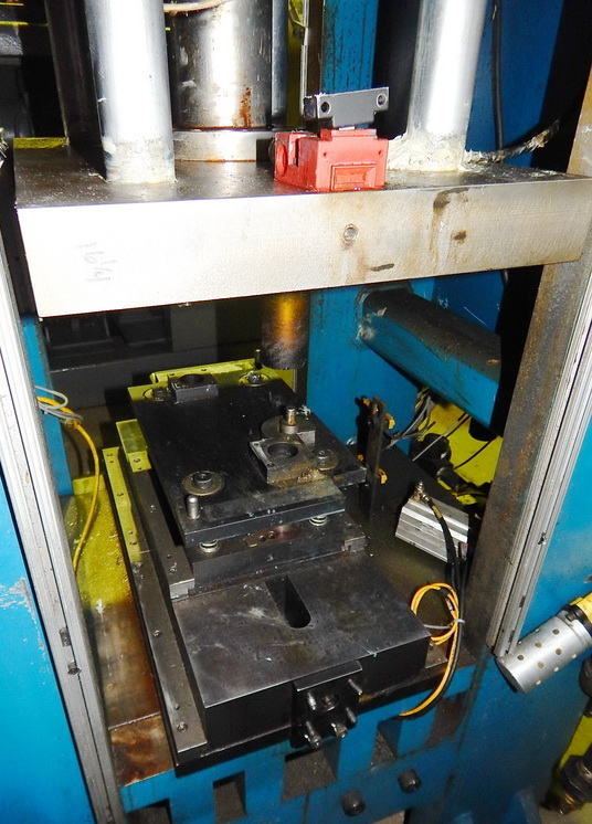 90 Ton FARGER & JOOSTEN MULTIPOWER Press, 7.9 Str, 26 DLO, 24 x 17 Bed/Ram