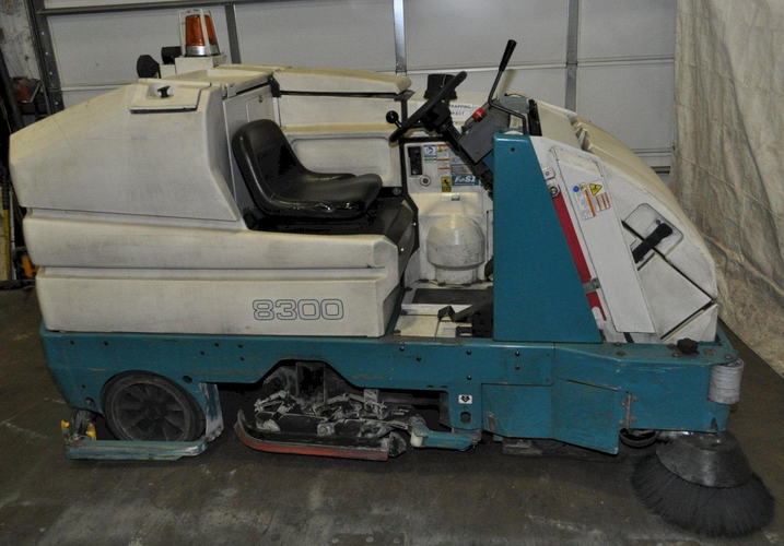 TENNANT 8300 Sweeper Scrubber, 50 Sweeping Path, 36 Volt, Charger, 1,072 Hours
