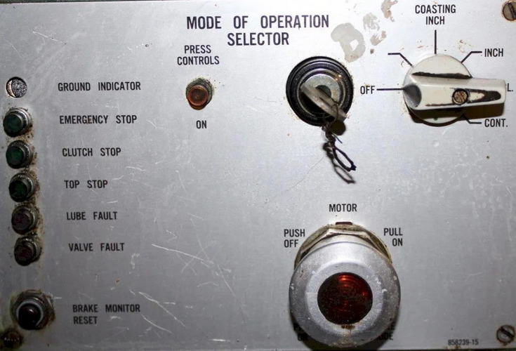 60 Ton FEDERAL OBI Press, 4 Str, 13 SH, 2.5 Adj, 32 x 21 Bed, 90 SPM