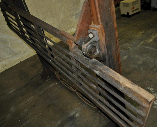 PRE Thread-Up Table, 100 x 17 Lift Gate, 43 Pass Line Height, Pneumatic Lift